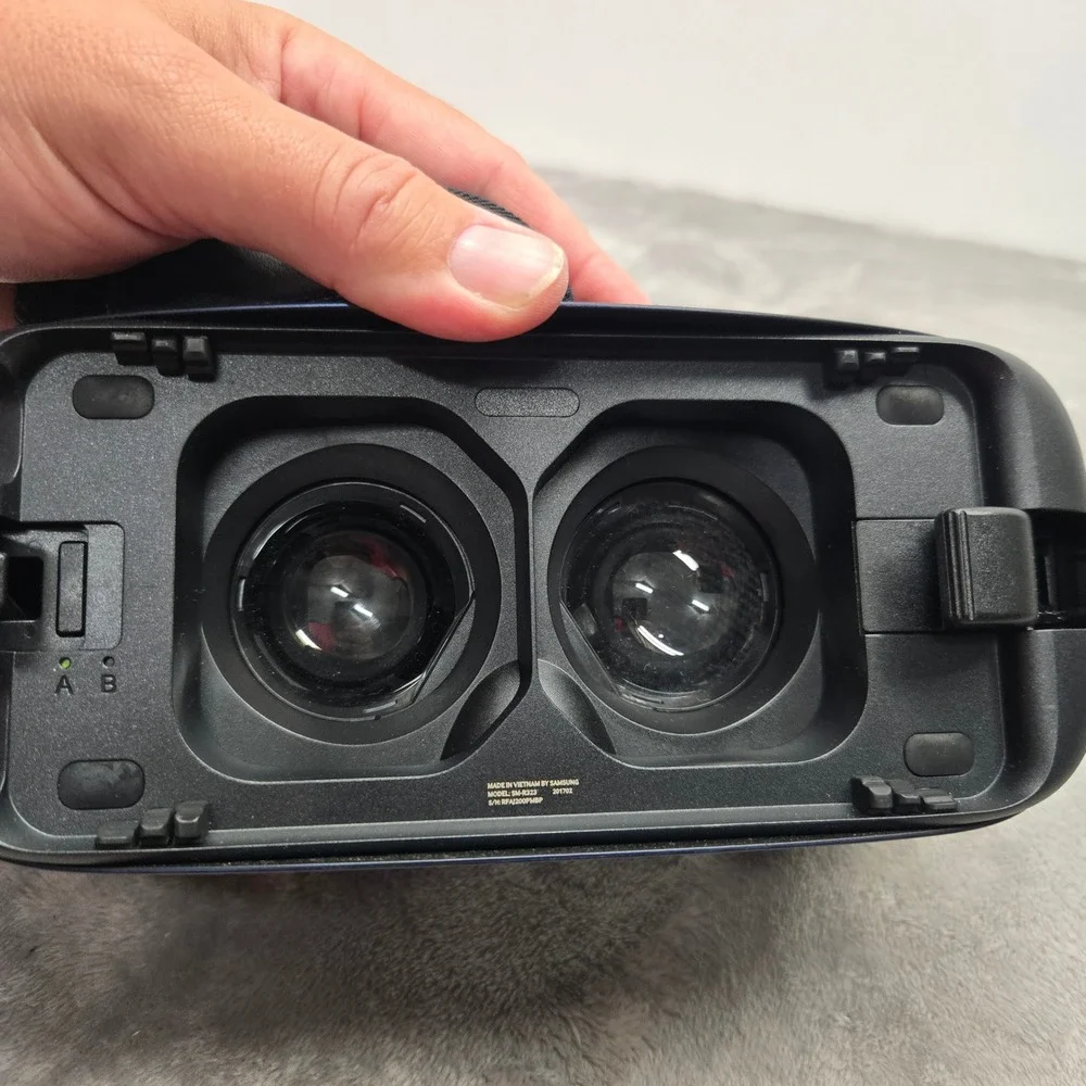 Samsung Gear VR Oculus SM-R323 Blue Black Virtual Reality Headset Viewer